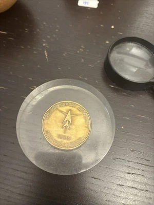 Luz Tucsons Lindy cerrada en estuche Foto 1 de 4