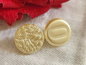 Duo petits boutons anciens en verre jaune satiné diamètre 1,3 cm D14D - Picture 1 of 3