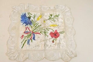 Federa in seta ricamata VINTAGE antica WW I Souvenir De France con bordo in pizzo - Foto 1 di 8