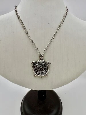 Collar de cadena de tortuga de metal plateado con verde en tono plata de 16" Foto 1 de 4