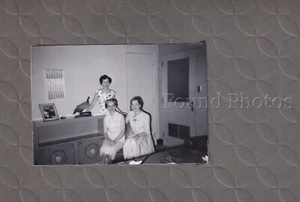Frau posierte im Büro Fund Vintage Original Foto H437 - Bild 1 von 1