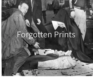 Chicago Our Lady of Angels School Fire 1958 Nun Comforts Girl Victim - Picture 1 of 2
