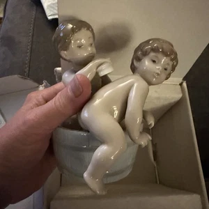 Lladro BATH TIME/VAMOS AL AGUA #6411 zwei Baby Jungen in Waschwanne mit Karton - Bild 1 von 4