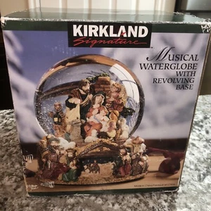 Kirkland Signature musikalische Wasserkugel Globus mit drehbarem Sockel Krippe Weihnachten - Bild 1 von 21