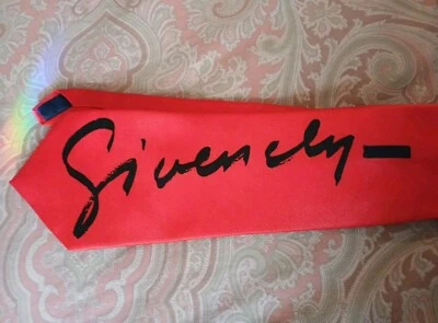 Corbata roja diseños de Anthony Givenchy firma escritura cuello para hombre 54" llamativo años 90  Foto 1 de 4