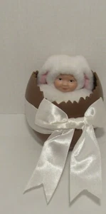 Conejo bebé Anne Geddes con cáscara de huevo de Pascua, circa @Avon 1977 - Imagen 1 de 9