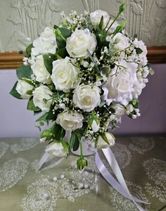 Ramo de novia. Cableado a mano profesionalmente. Marfil/blanco. Perlas y cinta de follaje - Imagen 1 de 8