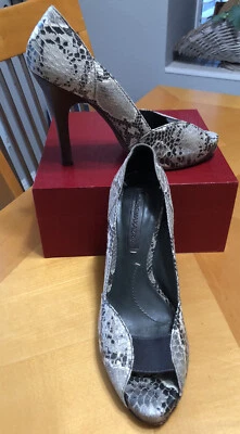 Tacones de aguja BCBG Max Azria con estampado animal, punta abierta talla 7B/37 Foto 1 de 4