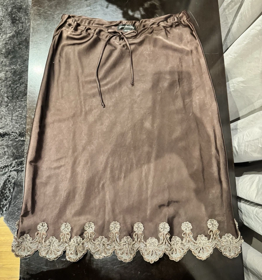 Falda de satén elástica con cuentas Ann Ferriday de colección M Foto 1 de 3