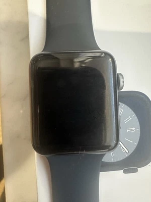 Apple Watch Series 3 42mm Cassa Alluminio Grigio Siderale, Cinturino Silicone. - Immagine 1 di 3