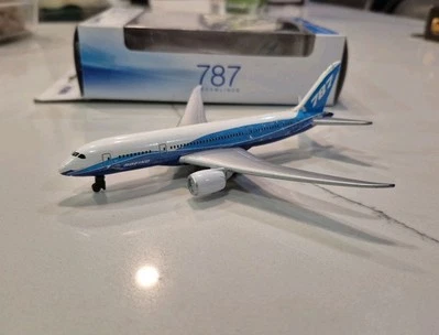 Avión de pasajeros Dreamliner B787-8 (5" envergadura) (fundido a presión) Foto 1 de 4