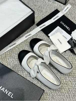 Chanel Zapatos planos de ballet de cuero con dedos cerrados 39 Foto 1 de 4