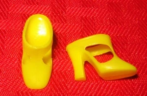 SCARPE VINTAGE MOD BARBIE 4 VESTITI O MODA GIALLO GIAPPONE T STRAPS COLORE HTF! - Foto 1 di 4