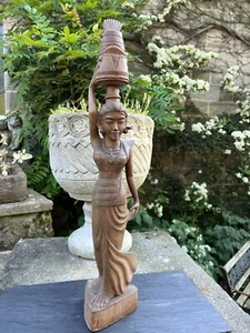 Estatuilla tallada en madera balinesa 63 cm de alto marcada F A PANAKUS BALI - Imagen 1 de 12