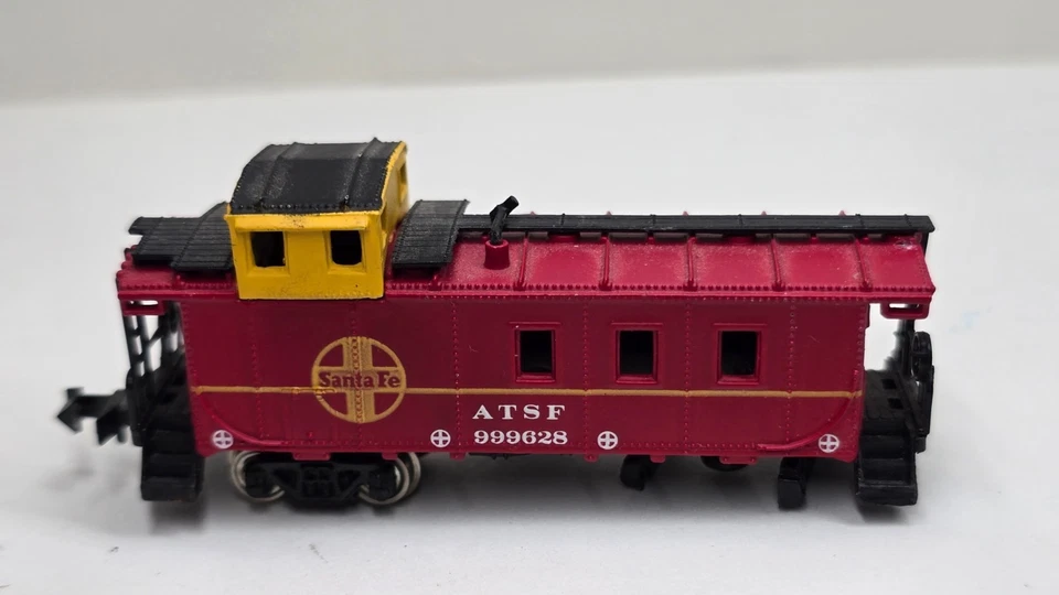 Bachmann N Scale ATSF Santa Fe Caboose #999628 Red & Yellow – Missing Wheelset - Image 1 of 4