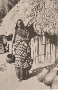 Foto antike Ruanda-Urundi AK Burundi Frau bekommt Wasser 20er Jahre ungelaufen KV - Bild 1 von 2