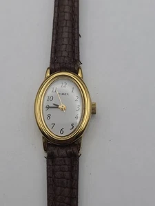 Orologio Vintage Timex Donna Ovale Tono Oro Quarzo Quadrante Bianco Nuovo Batteria Funzionante - Foto 1 di 15