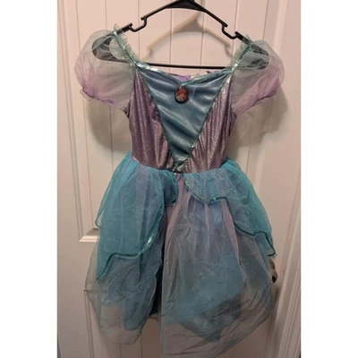 Vestido fantasia Disney princesa Ariel Halloween tamanho P (4-6) Pequena Sereia - Imagem 1 de 4