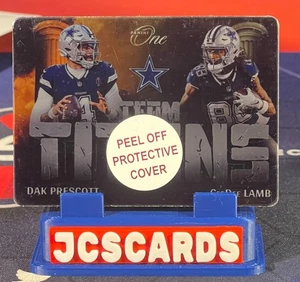 ERRORE: Leggi Descrizione 2024 Panini One Dak / Lamb Metal Team Titans Astuccio Hit - Foto 1 di 3