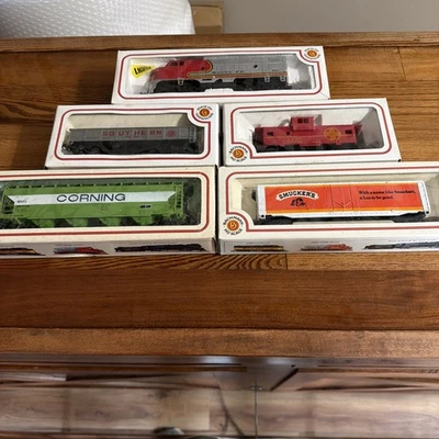 Bachman HO Scale Train Car 5 Piece Cars are Perfect Locomotive needs work lights - Image 1 of 4