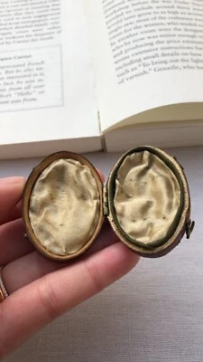 Antique Georgian oval-shaped leather jewelry/ring box, c.1714-1837, rare (empty) - Image 1 of 4