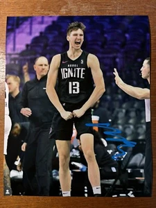 FOTO FIRMATA MATAS BUZELIS 8x10 NBA BOZZA AUTOGRAFATA RARA SCELTA LOTTERIA! IGNITE! - Foto 1 di 1