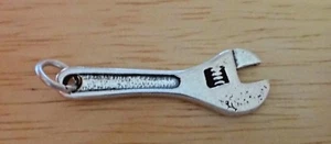 Sterling Silber 3D 34x11mm Schraubenschlüssel Werkzeug Ausrüstung Charm! - Bild 1 von 3