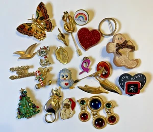 Brooch Pin Gold Themed Enamel Christmas Animal Costume Jewelry Junk Drawer Lot - Picture 1 of 13