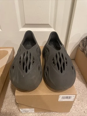 USED FOAM FUNNER YEEZY SIZE 8 ONYX - Image 1 of 4