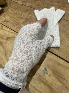 Vintage 1980s Madonna Stretch Lace Net White Fingerless Gloves Pair - Imagen 1 de 3