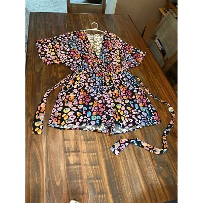 Romper Cupshe brilhante estampa de leopardo gola V gravata cintura manga curta colorido GG - Imagem 1 de 4