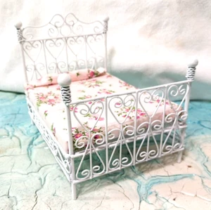 Dollhouse double Bed. 1:12 scale with matress. White metal furniture - Picture 1 of 8