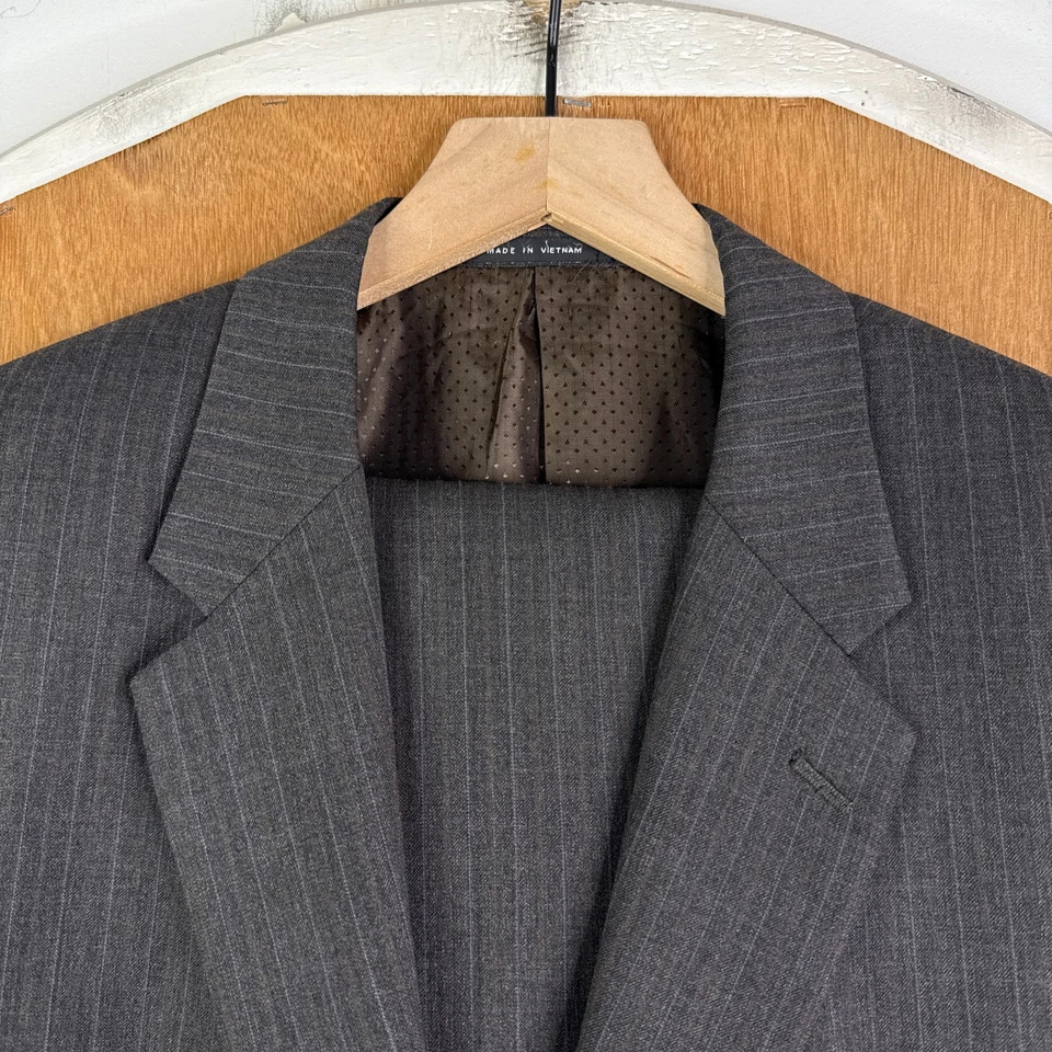 Костюм Alfani мужской 42R серый в тонкую полоску на 2 пуговицах 100% шерсть брюки 34x28 плоский передний - Изображение 1 из 4