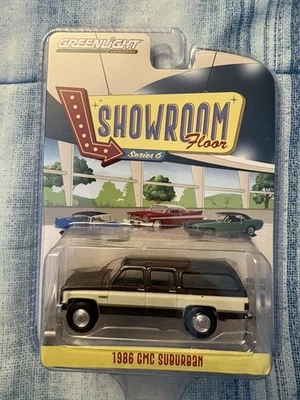 GMC Suburban Indian Bronze & Doeskin 1986 piso de exposición Greenlight 6 1/64 Foto 1 de 4