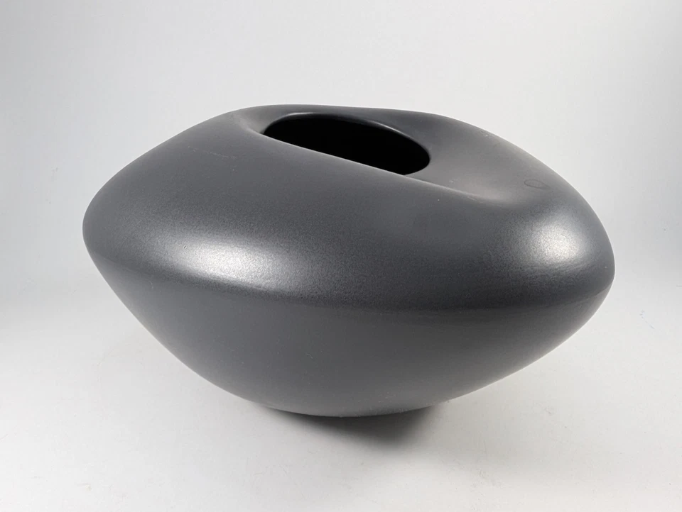 Jarrón artístico Ikea Bigarro raro cuenco de cerámica negro.  Escultura de cerámica de forma libre Foto 1 de 4