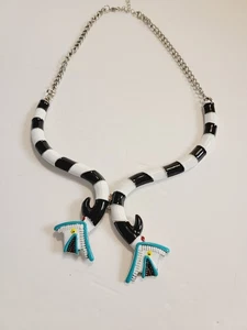 NUEVO SIN ETIQUETAS Beetlejuice Sandworm Collar Halloween Joyería Disfraz ESMALTE TONO PLATEADO  - Imagen 1 de 8