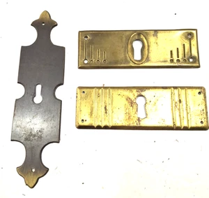 Lotto di 3 antiche stecche buco della serratura come da ritrovamento 1 ottone e 2 bronzo - Foto 1 di 3