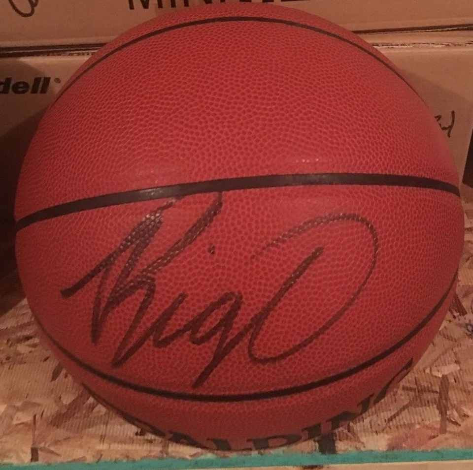 奥斯卡·罗伯森签名 NBA SPULDING 篮球 MILWAUKEE BUCKS 辛辛纳蒂名人堂 — 第 1/1 张图片