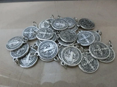 lot stock medaille croix de saint benoit en metal argent mesurer 2 cm x 25 piece
