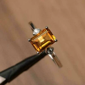 Anello Fidanzamento Zirconi Simulati Taglio Smeraldo Giallo Dorato 2,80Ct Oro Bianco 14K Nuovo - Foto 1 di 5