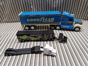 Lotto di 3 semirimorchi, Bubby Good Year, John Deere, Menards Team Penske - Foto 1 di 24