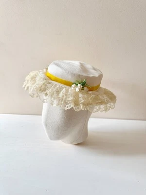 Sombrero de Navegante Vintage Marfil Paja Imitación Floral Amarillo Terciopelo Lazo Encaje Volantes Borde Foto 1 de 4