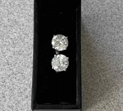 Aretes de diamantes de corte redondo de 1,58 quilates de oro blanco de 14 quilates naturales nuevos Foto 1 de 4