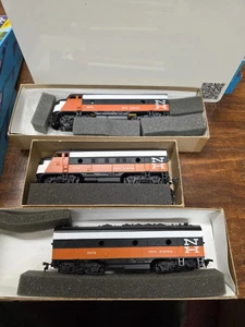HO Scale Athearn New Haven diesel  locomotive no 0272 + 2 DUMMY Complete Set - Picture 1 of 10