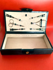 M.LOURDES TOILETRY BAG WITH PEDICURE ITEMS IN LEATHER BOX VINTAGE MADE SPAIN - Foto 1 di 21