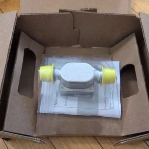 NEW burkert Flow sensor S030 PVDF WHEEL VA NPT1/2 FKM - Picture 1 of 3