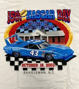 T-shirt vintage 2003 NASCAR Day Racing Richard Petty Museum Randleman NC 2XL (E-4). - Foto 1 di 7