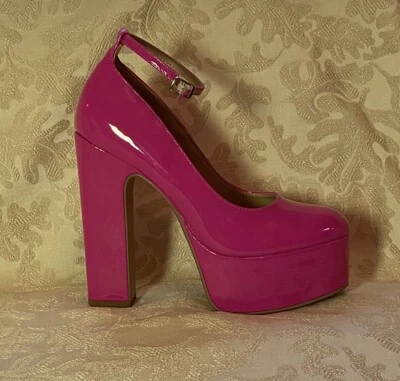 Plataformas de charol rosa con correas para el tobillo SODA para damas Barbie Foto 1 de 4