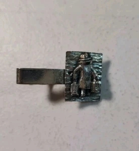 Vintage silberfarbene Metall Krawattenklammer "Mann mit Koffern" 1,67 Zoll - Bild 1 von 7