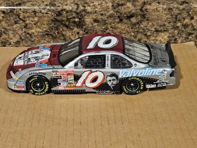 Acción 1:24 Johnny Benson James Dean Pontiac Grand Prix '01 2001 Foto 1 de 4